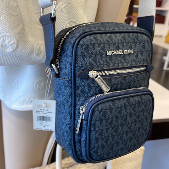 Michael Kors Jet Set Medium Signature Logo Crossbody Bag
Admiral
NWT - Picture 14 of 16